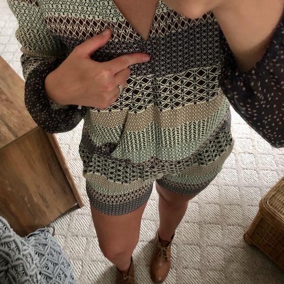NWOT Long sleeve patterned romper - Picture 4 of 7